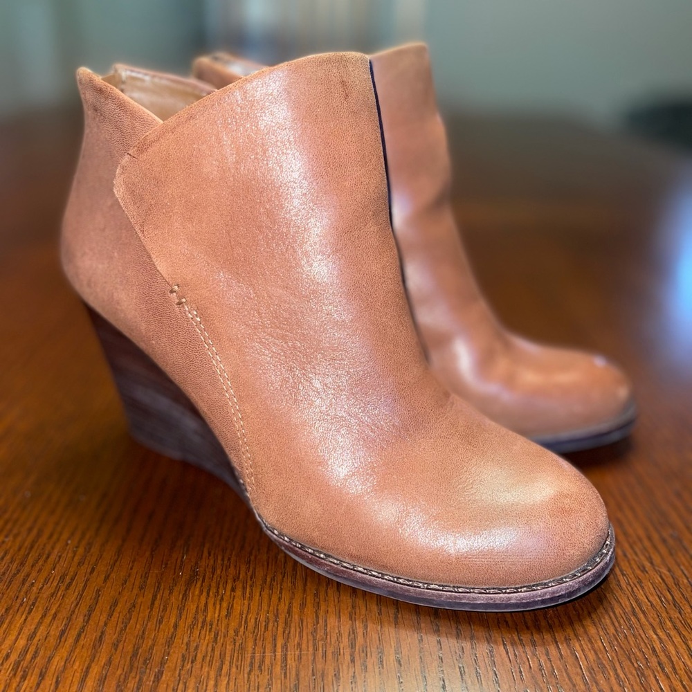 Gianni Bini Wood Wedge Bootie Tan Size 7.5